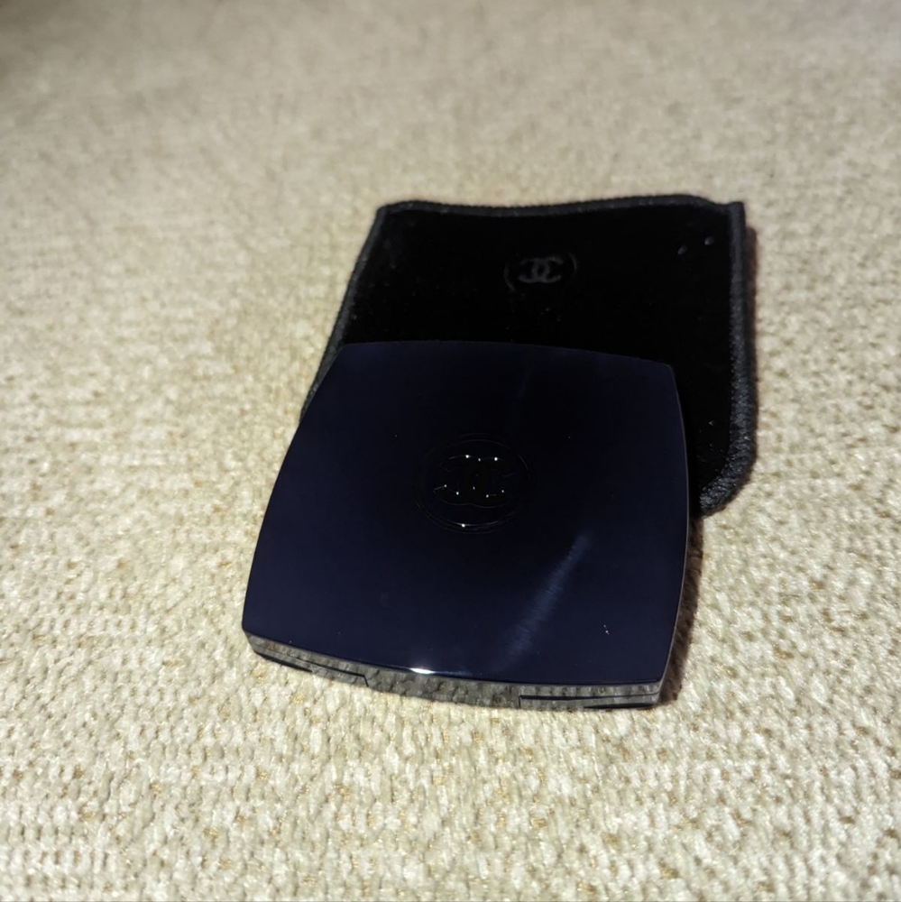 Chanel Fugueuse compact mirror